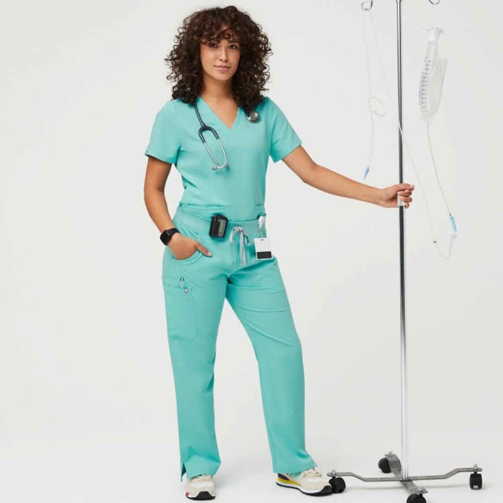 FIGS women’s fresh aqua scrub set